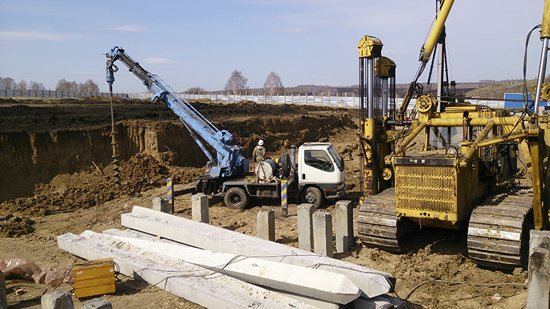 <span style="font-style: italic;">Лидерное бурение скважин под сваи</span><br>