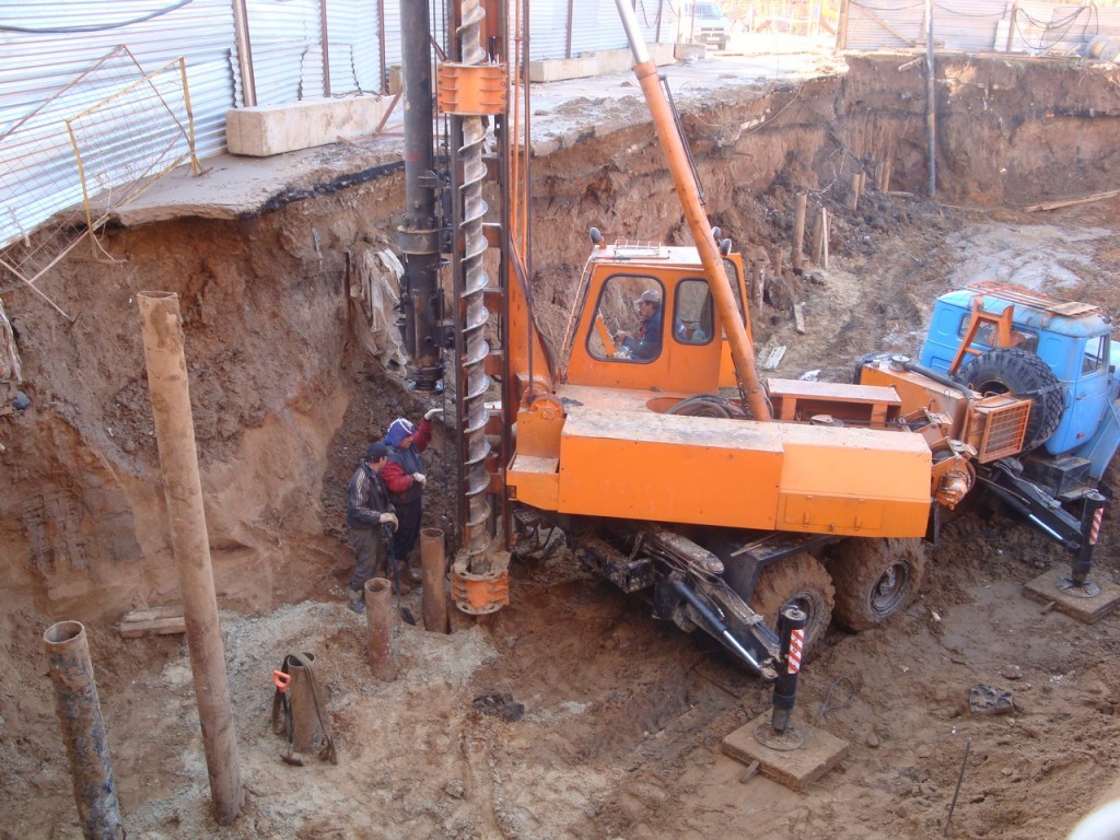 <span style="font-style: italic;">Бурение под сваи</span>